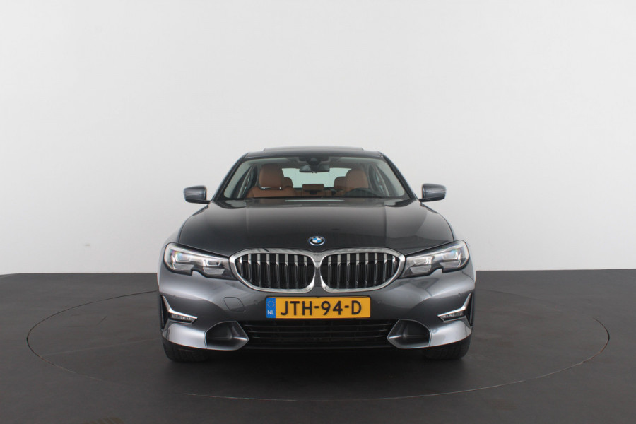 BMW 3 Serie 330e High Executive 292pk/Cognac Leer/Memory/Schuifdak/Luxury Line/ kleur MINERALGRAU/Achteruitrijcamera