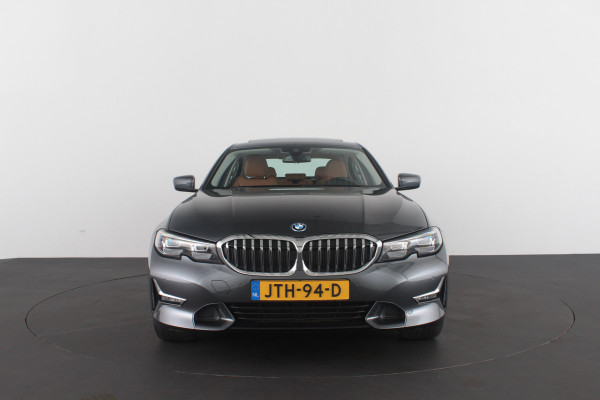 BMW 3 Serie 330e High Executive 292pk/Cognac Leer/Memory/Schuifdak/Luxury Line/ kleur MINERALGRAU/Achteruitrijcamera