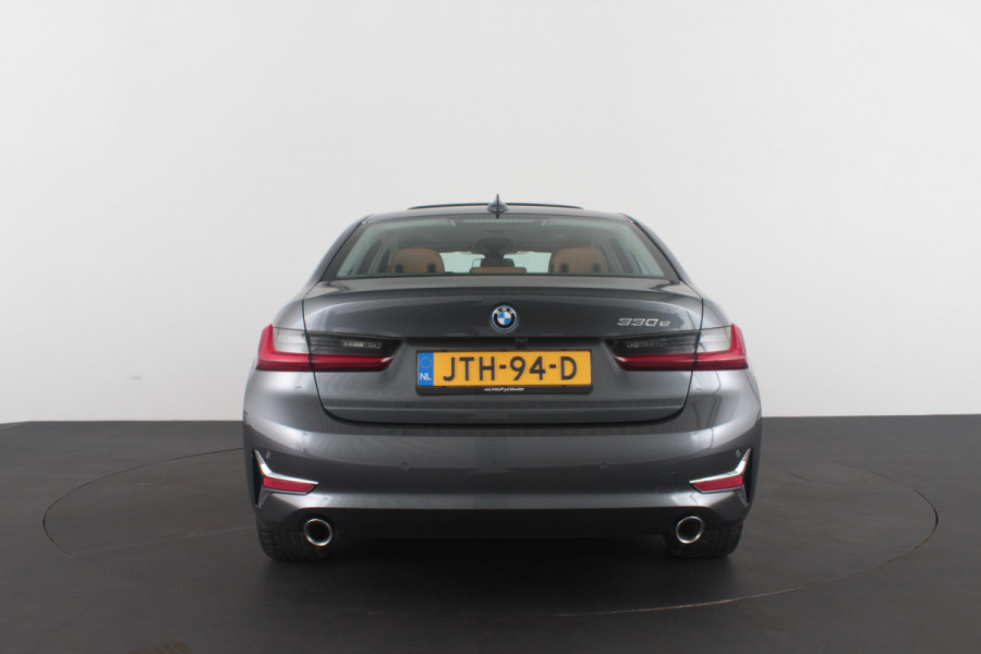 BMW 3 Serie 330e High Executive 292pk/Cognac Leer/Memory/Schuifdak/Luxury Line/ kleur MINERALGRAU/Achteruitrijcamera