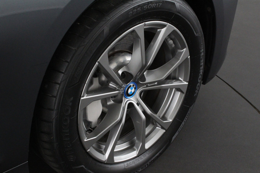 BMW 3 Serie 330e High Executive 292pk/Cognac Leer/Memory/Schuifdak/Luxury Line/ kleur MINERALGRAU/Achteruitrijcamera