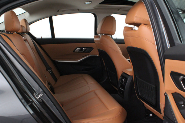 BMW 3 Serie 330e High Executive 292pk/Cognac Leer/Memory/Schuifdak/Luxury Line/ kleur MINERALGRAU/Achteruitrijcamera