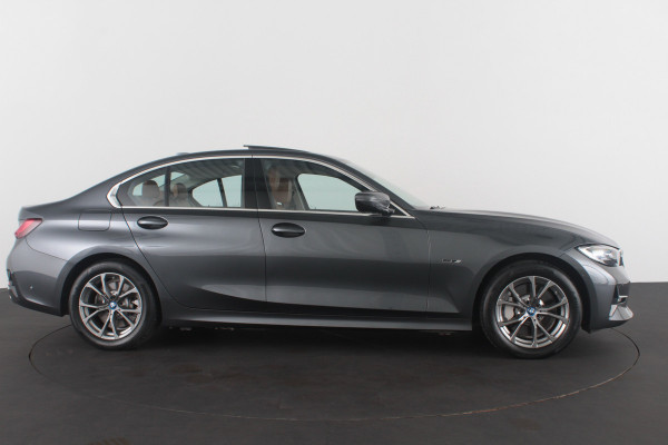 BMW 3 Serie 330e High Executive 292pk/Cognac Leer/Memory/Schuifdak/Luxury Line/ kleur MINERALGRAU/Achteruitrijcamera
