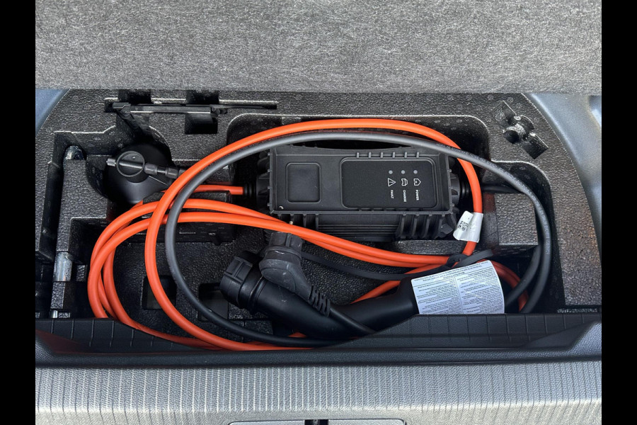 Peugeot e-2008 EV GT Pack 50 kWh SOH 90% | 3-Fase boordlader | Warmtepomp | Open Panoramadak | Camera | Stoelverwarming | Adaptieve Cruise Control | Full Option | Dealeronderhouden | Inclusief 12 mnd BOVAG garantie |