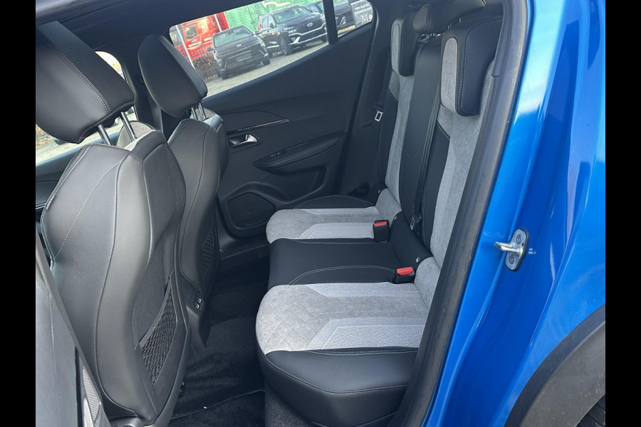 Peugeot e-2008 EV GT Pack 50 kWh SOH 90% | 3-Fase boordlader | Warmtepomp | Open Panoramadak | Camera | Stoelverwarming | Adaptieve Cruise Control | Full Option | Dealeronderhouden | Inclusief 12 mnd BOVAG garantie |