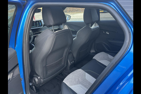 Peugeot e-2008 EV GT Pack 50 kWh SOH 90% | 3-Fase boordlader | Warmtepomp | Open Panoramadak | Camera | Stoelverwarming | Adaptieve Cruise Control | Full Option | Dealeronderhouden | Inclusief 12 mnd BOVAG garantie |