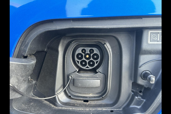 Peugeot e-2008 EV GT Pack 50 kWh SOH 90% | 3-Fase boordlader | Warmtepomp | Open Panoramadak | Camera | Stoelverwarming | Adaptieve Cruise Control | Full Option | Dealeronderhouden | Inclusief 12 mnd BOVAG garantie |