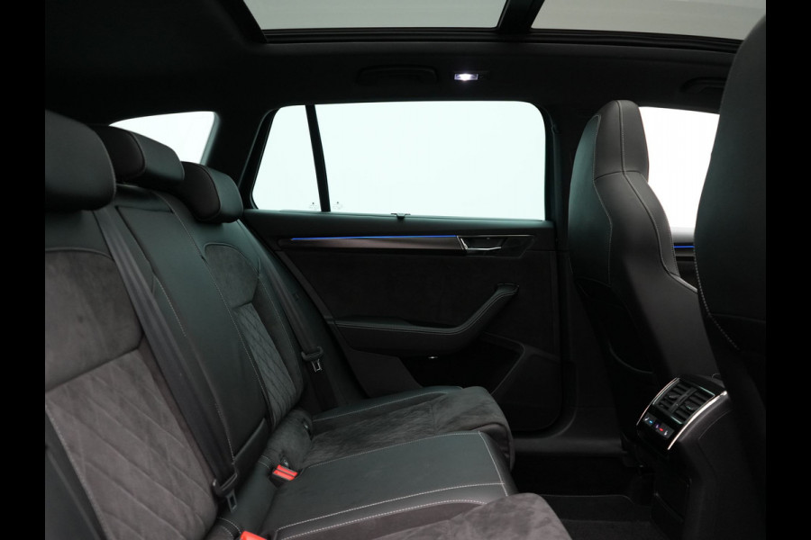 Škoda Superb Combi 1.4 TSI iV Sportline Business Plug In Hybrid 218pk Dealer O.H. PHEV | Trekhaak Af Fabriek | Panodak | Adaptive Cruise | 360 Camera | Alcantara Sportstoelen Memory & Verwarmd | Apple Carplay | Keyless | Blis | Virtual | Navigatie | DAB |