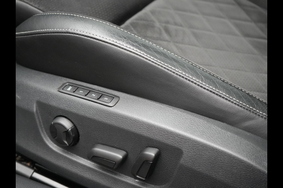 Škoda Superb Combi 1.4 TSI iV Sportline Business Plug In Hybrid 218pk Dealer O.H. PHEV | Trekhaak Af Fabriek | Panodak | Adaptive Cruise | 360 Camera | Alcantara Sportstoelen Memory & Verwarmd | Apple Carplay | Keyless | Blis | Virtual | Navigatie | DAB |