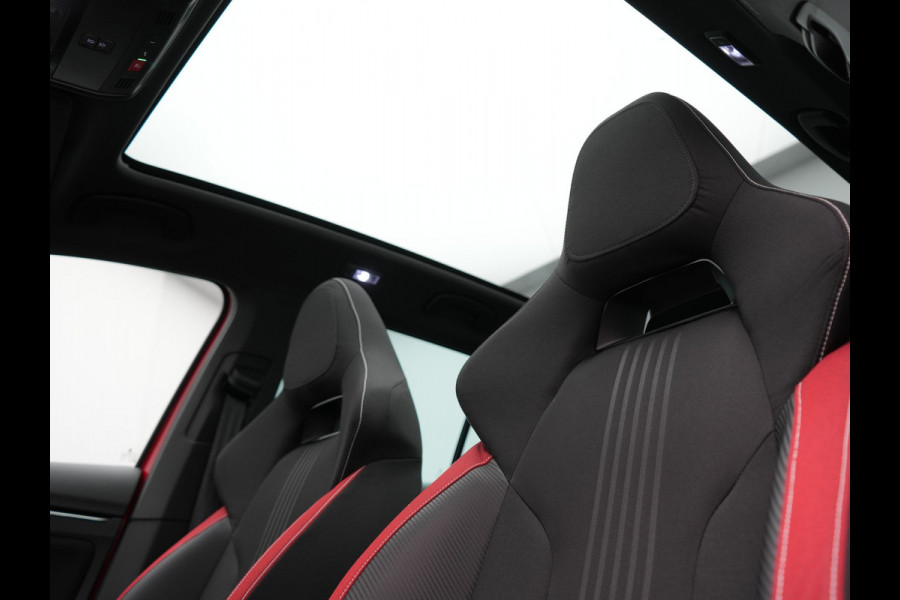 Škoda Kamiq 1.0 TSI Monte Carlo 116pk DSG Dealer O.H. | Panodak | Apple Carplay | RS Sportstoelen Verwarmd | LED Koplampen | Cruise Control | DAB | 18"L.M |