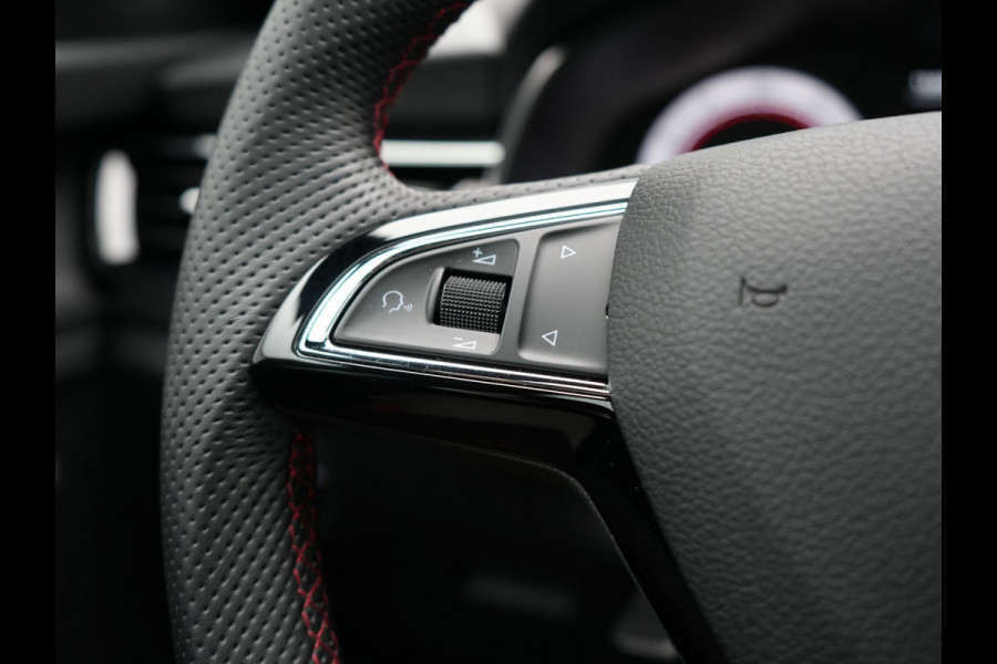 Škoda Kamiq 1.0 TSI Monte Carlo 116pk DSG Dealer O.H. | Panodak | Apple Carplay | RS Sportstoelen Verwarmd | LED Koplampen | Cruise Control | DAB | 18"L.M |