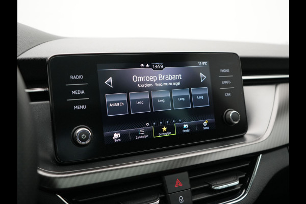 Škoda Kamiq 1.0 TSI Monte Carlo 116pk DSG Dealer O.H. | Panodak | Apple Carplay | RS Sportstoelen Verwarmd | LED Koplampen | Cruise Control | DAB | 18"L.M |