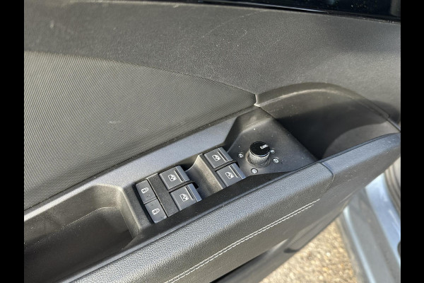 Audi Q4 e-tron 40 Launch edition Advanced Plus 77 kWh SOH 92% | S-Line interieur | Panoramadak | Stoelverwarming | Elektrische achterklep | Luxe bekleding | Rijklaar met 12 mnd BOVAG garantie