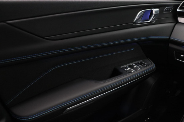 Lynk & Co 01 1.5 261PK Plug-in Hybrid *Stuurwiel verwarming* Zwarte Hemel 360 Camera Pano/dak Apple/Carplay Adaptive/Cruise