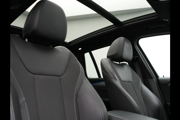 BMW X3 xDrive30e xLine Plug In Hybrid 293pk Dealer O.H PHEV | Trekhaak Af Fabriek | Panodak | Head Up | Adaptive LED | Lederen Sportstoelen Verwarmd | Keyless | Apple Carplay | Cruise Control | M Sportstuur | Navigatie | Virtual | DAB |
