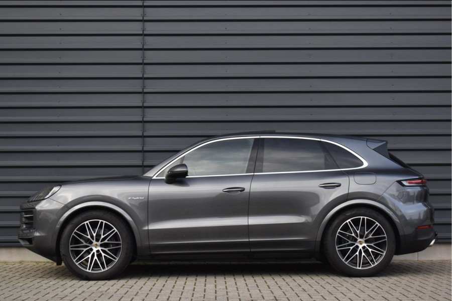 Porsche Cayenne 3.0 E-Hybrid 470pk | Panorama | Matrix | ACC | 21'' Wielen | Bose | Trekhaak | Sport Chrono | Orig. NL |