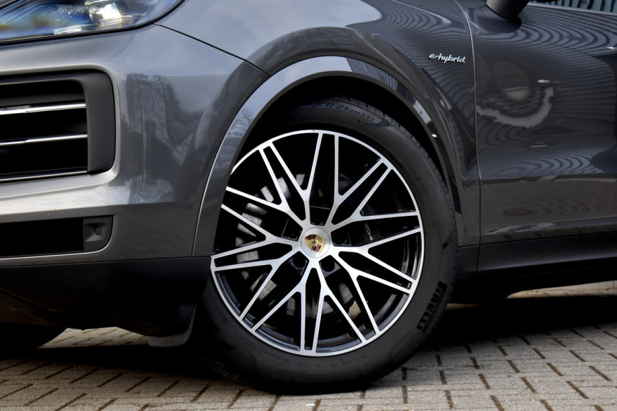 Porsche Cayenne 3.0 E-Hybrid 470pk | Panorama | Matrix | ACC | 21'' Wielen | Bose | Trekhaak | Sport Chrono | Orig. NL |