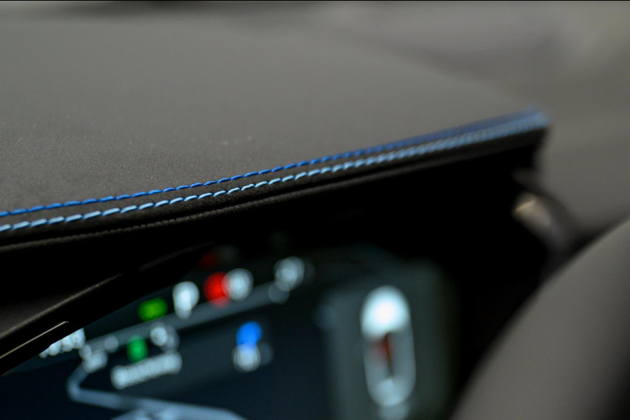 Lynk & Co 01 1.5 261PK Plug-in Hybrid *Stuurwielverwarming* Zwarte Hemel 360 Camera Pano/dak Apple/Carplay Adaptive/Cruise