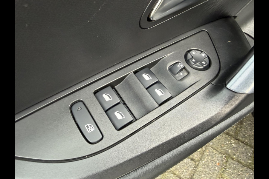 Peugeot 2008 1.2 PureTech Blue Lease Allure | Navigatie | Camera | Cruise Control | Climate Control | Trekhaak |