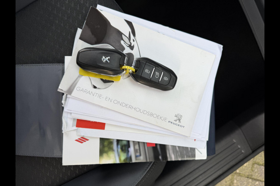 Peugeot 2008 1.2 PureTech Blue Lease Allure | Navigatie | Camera | Cruise Control | Climate Control | Trekhaak |