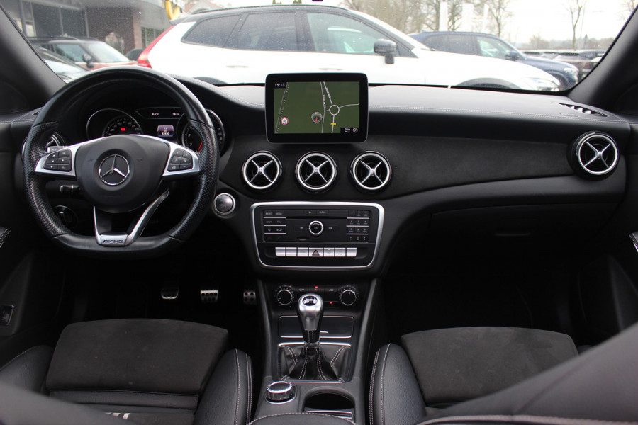 Mercedes-Benz CLA-Klasse 180 WhiteArt Edition / Panoramadak / Camera / Leder&Alcantara / 19'' / Keyless / Navigatie / Stoelverwarming / Cruise Control