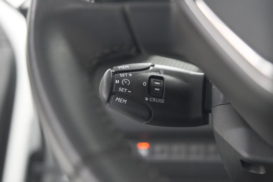 Peugeot 2008 PureTech 100 Allure Pack | Allseason Banden | Parkeersensoren | Apple Carplay