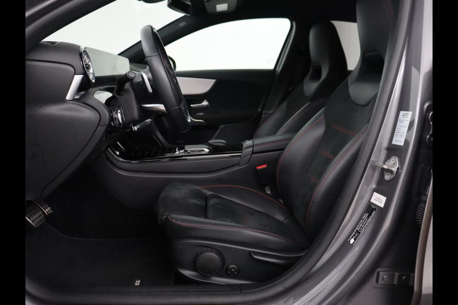 Mercedes-Benz A-Klasse 180 AMG | Stoelverwarming | Leder/Alcantara | Sfeerverlichting | Widescreen | Full LED | Park Assist | Navigatie | Sportstoelen | Climate control | Cruise control