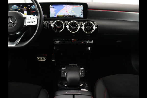 Mercedes-Benz A-Klasse 180 AMG | Stoelverwarming | Leder/Alcantara | Sfeerverlichting | Widescreen | Full LED | Park Assist | Navigatie | Sportstoelen | Climate control | Cruise control