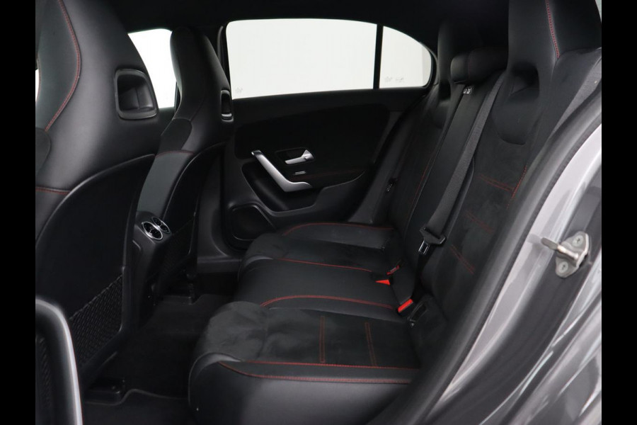 Mercedes-Benz A-Klasse 180 AMG | Stoelverwarming | Leder/Alcantara | Sfeerverlichting | Widescreen | Full LED | Park Assist | Navigatie | Sportstoelen | Climate control | Cruise control