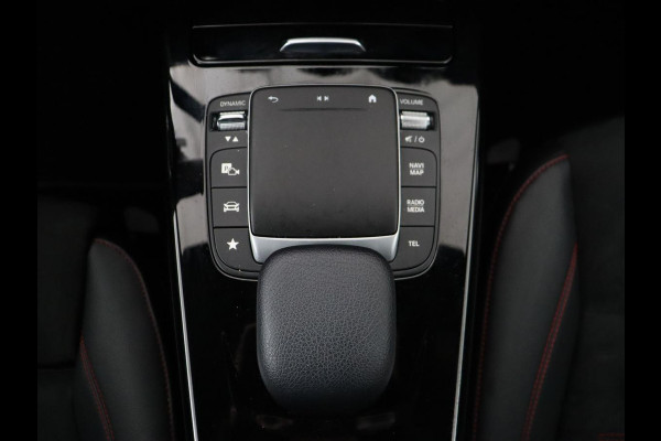Mercedes-Benz A-Klasse 180 AMG | Stoelverwarming | Leder/Alcantara | Sfeerverlichting | Widescreen | Full LED | Park Assist | Navigatie | Sportstoelen | Climate control | Cruise control