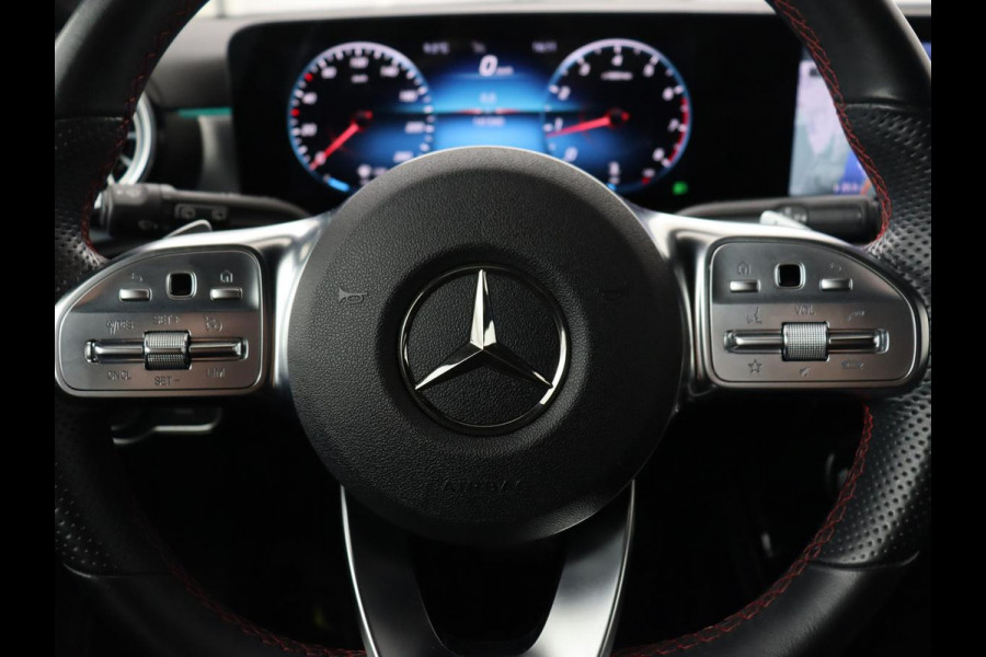 Mercedes-Benz A-Klasse 180 AMG | Stoelverwarming | Leder/Alcantara | Sfeerverlichting | Widescreen | Full LED | Park Assist | Navigatie | Sportstoelen | Climate control | Cruise control