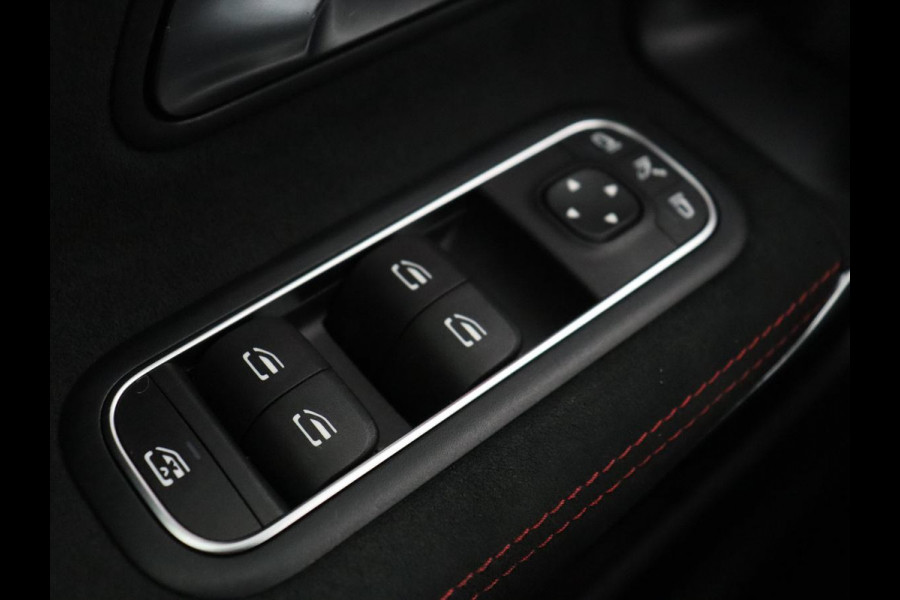 Mercedes-Benz A-Klasse 180 AMG | Stoelverwarming | Leder/Alcantara | Sfeerverlichting | Widescreen | Full LED | Park Assist | Navigatie | Sportstoelen | Climate control | Cruise control