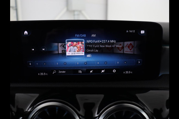 Mercedes-Benz A-Klasse 180 AMG | Stoelverwarming | Leder/Alcantara | Sfeerverlichting | Widescreen | Full LED | Park Assist | Navigatie | Sportstoelen | Climate control | Cruise control