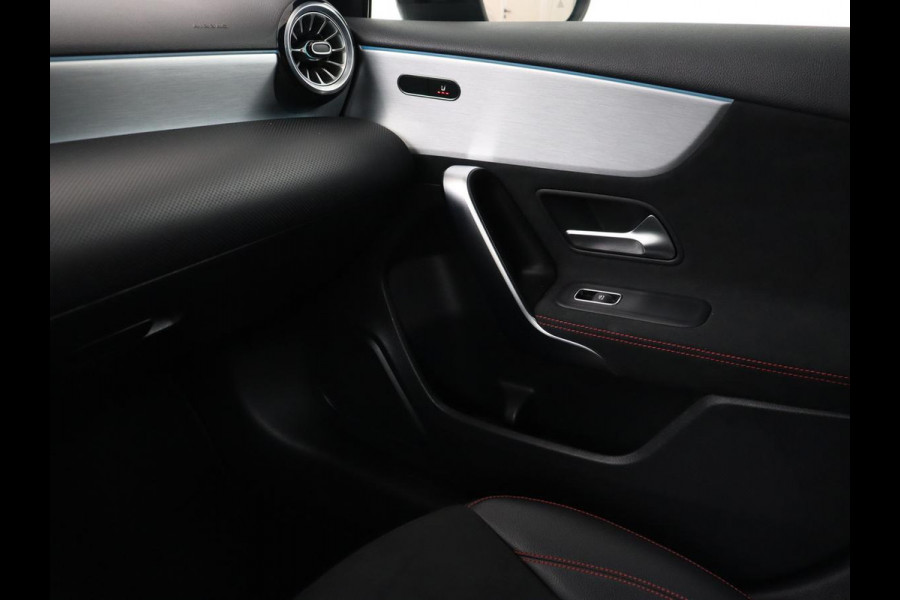 Mercedes-Benz A-Klasse 180 AMG | Stoelverwarming | Leder/Alcantara | Sfeerverlichting | Widescreen | Full LED | Park Assist | Navigatie | Sportstoelen | Climate control | Cruise control