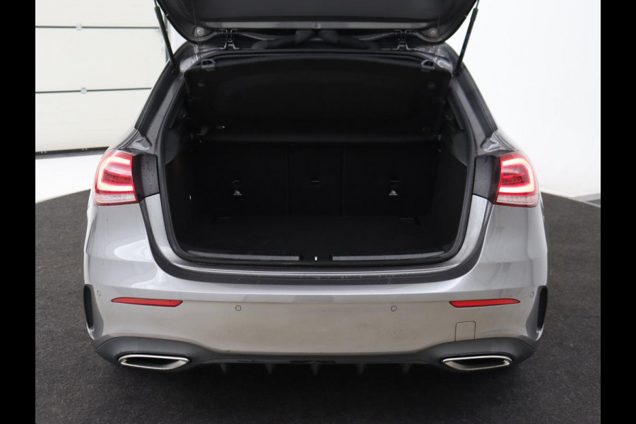 Mercedes-Benz A-Klasse 180 AMG | Stoelverwarming | Leder/Alcantara | Sfeerverlichting | Widescreen | Full LED | Park Assist | Navigatie | Sportstoelen | Climate control | Cruise control