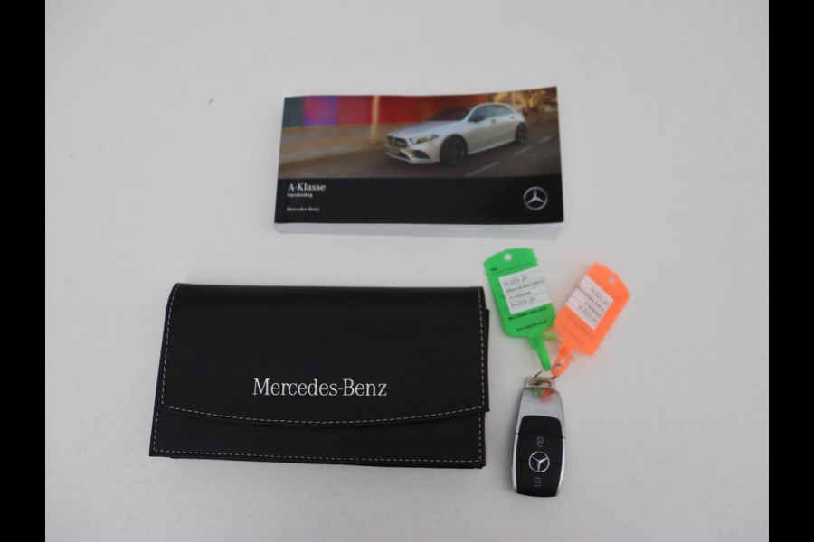 Mercedes-Benz A-Klasse 180 AMG | Stoelverwarming | Leder/Alcantara | Sfeerverlichting | Widescreen | Full LED | Park Assist | Navigatie | Sportstoelen | Climate control | Cruise control