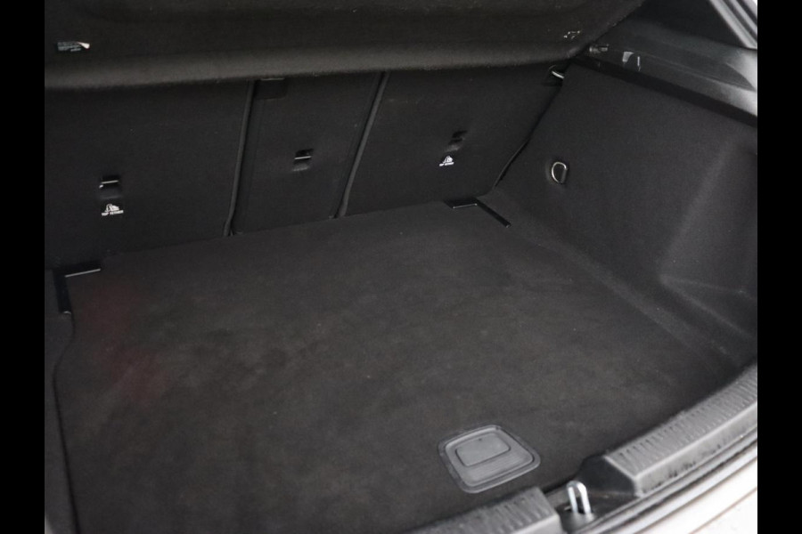 Mercedes-Benz A-Klasse 180 AMG | Stoelverwarming | Leder/Alcantara | Sfeerverlichting | Widescreen | Full LED | Park Assist | Navigatie | Sportstoelen | Climate control | Cruise control