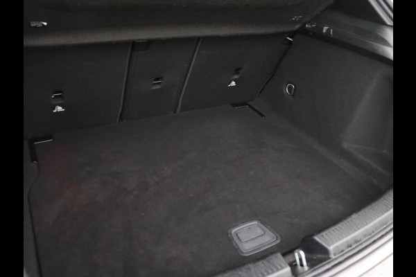 Mercedes-Benz A-Klasse 180 AMG | Stoelverwarming | Leder/Alcantara | Sfeerverlichting | Widescreen | Full LED | Park Assist | Navigatie | Sportstoelen | Climate control | Cruise control