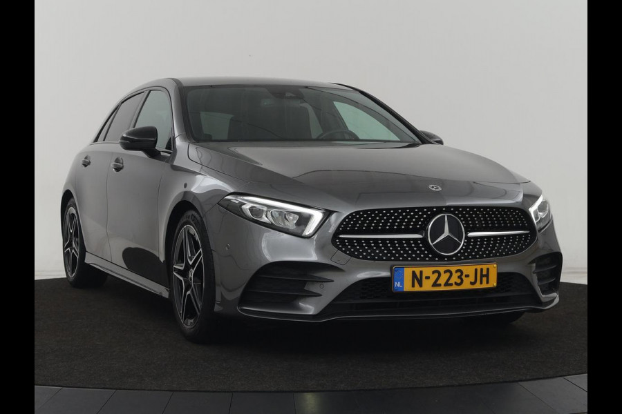 Mercedes-Benz A-Klasse 180 AMG | Stoelverwarming | Leder/Alcantara | Sfeerverlichting | Widescreen | Full LED | Park Assist | Navigatie | Sportstoelen | Climate control | Cruise control