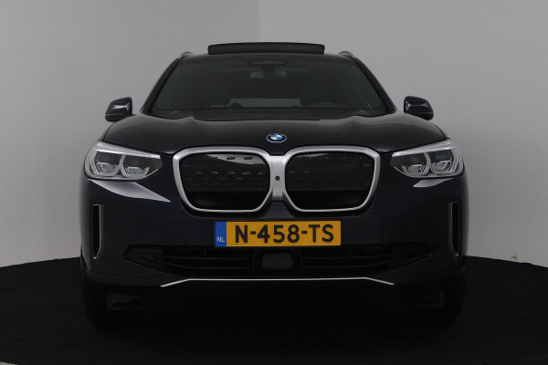 BMW iX3 High Executive 80 kWh (PANORAMADAK, SoH 97.7, SFEERVERLICHTING, STOELVERWARMING, ACHTERUITRIJCAMERA, NAVIGATIE)