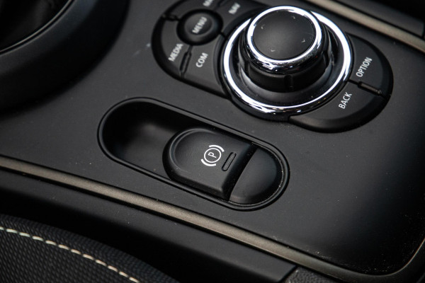 MINI Countryman 1.5 Cooper S E ALL4 Essential CAMERA / NAVI / CARPLAY / AIRCO / ZWART / STOELVERWARMING