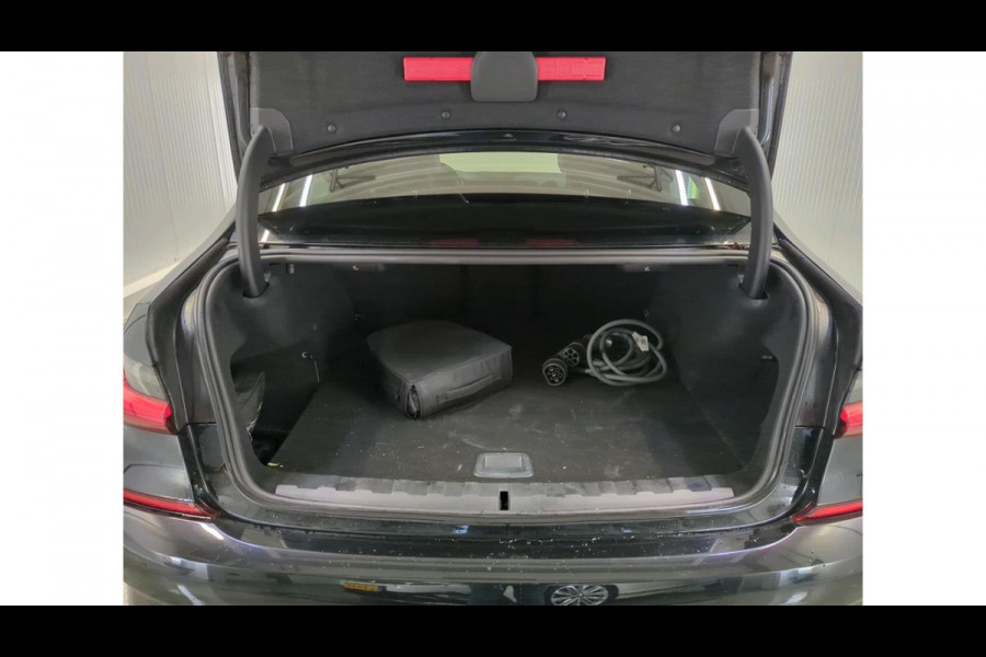 BMW 3-serie 320e Aut. Business Ed. Plus | Leder | Camera | Car Play |