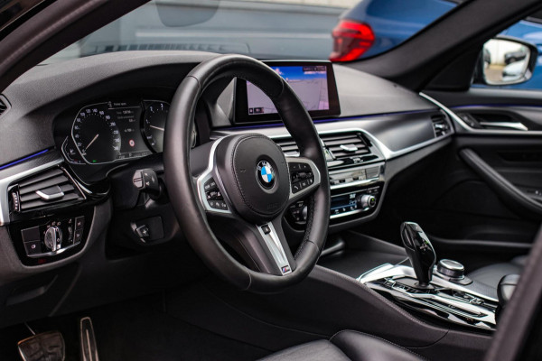 BMW 5 Serie Touring 520d M-Sport *Pano*4-Wiel besturing*Head-Up*Trekhaak*