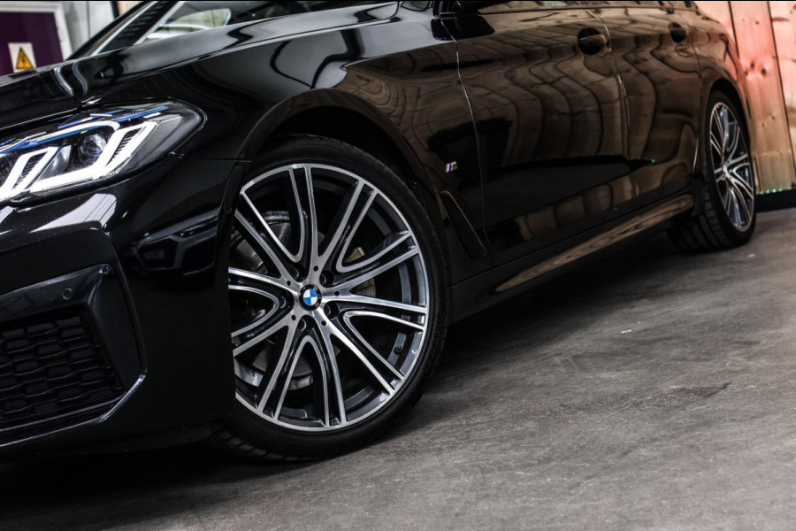 BMW 5 Serie Touring 520d M-Sport *Pano*4-Wiel besturing*Head-Up*Trekhaak*