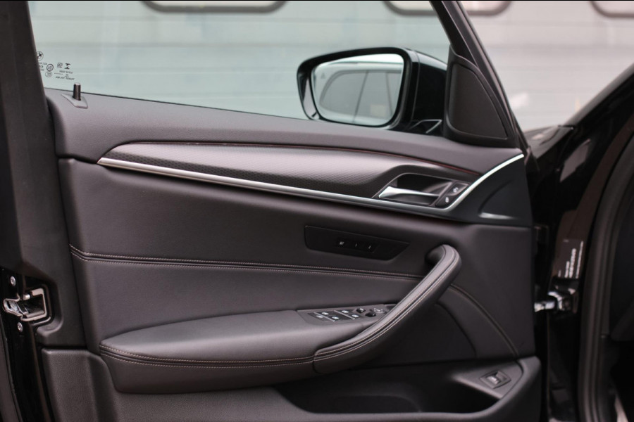 BMW 5 Serie Touring 520d M-Sport *Pano*4-Wiel besturing*Head-Up*Trekhaak*