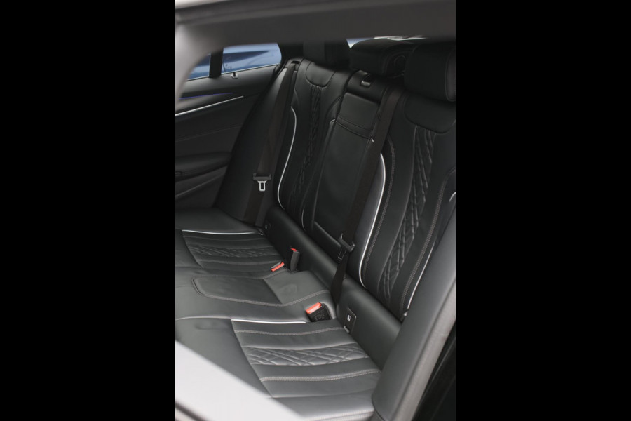 BMW 5 Serie Touring 520d M-Sport *Pano*4-Wiel besturing*Head-Up*Trekhaak*