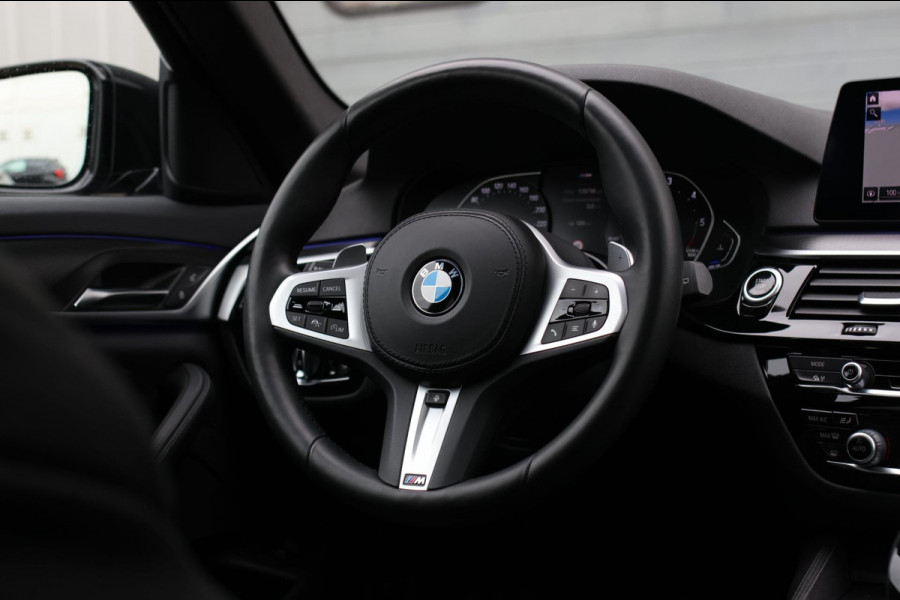 BMW 5 Serie Touring 520d M-Sport *Pano*4-Wiel besturing*Head-Up*Trekhaak*