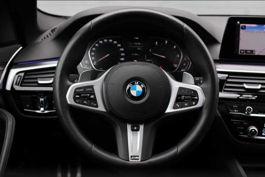 BMW 5 Serie Touring 520d M-Sport *Pano*4-Wiel besturing*Head-Up*Trekhaak*