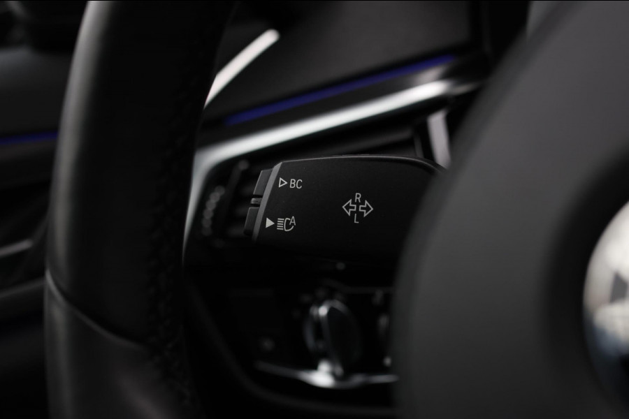 BMW 5 Serie Touring 520d M-Sport *Pano*4-Wiel besturing*Head-Up*Trekhaak*