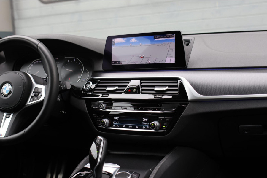 BMW 5 Serie Touring 520d M-Sport *Pano*4-Wiel besturing*Head-Up*Trekhaak*