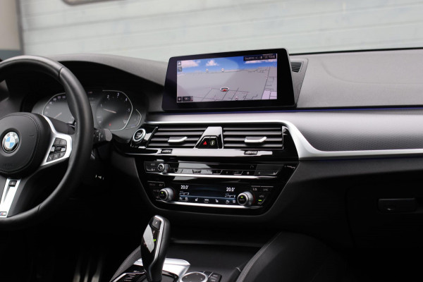 BMW 5 Serie Touring 520d M-Sport *Pano*4-Wiel besturing*Head-Up*Trekhaak*